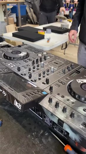Je te montre ici comment démonter une regie xdj-rx2 de cher #pioneerdj il fallait remettre le bouton d’effet qui était deviser. #materieldj #coulissedj
