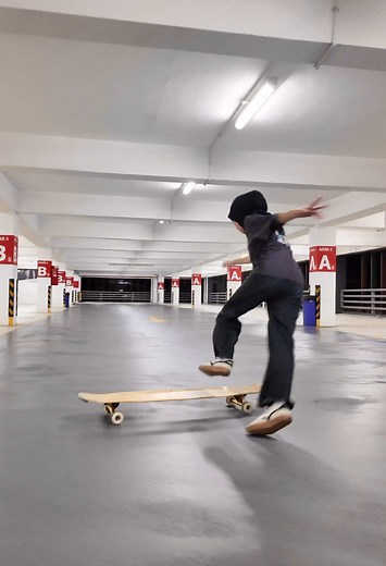 sugar? #longboard #longboarddance #longboardmalaysia #longboarddancing #tiktokmalaysia #fyp #longboarding