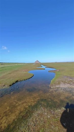 北法圣米歇尔山之行〈20260228〉，参观经典“圣米歇尔山修道院”，虽辛苦，但不虚此行，值得。圣米歇尔修道院位于圣米歇尔山上。圣米歇尔山是天主教除了耶路撒冷和梵蒂冈之外的第三大圣地，在法国北部诺曼底和布列塔尼之间的海面上，高约80米。圣米歇尔山经大自然的造化，是世界的一大奇观，山上的修道院和大教堂更在基督教徒的心目中有着至高无上的地位。 圣米歇尔山修道院，始建于11世纪，历经火灾与重