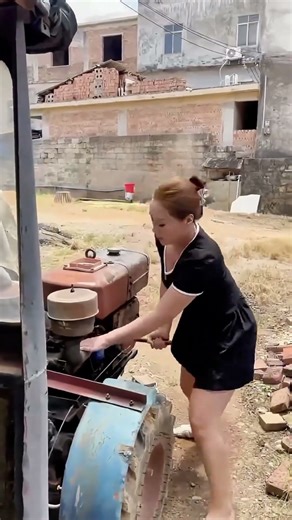 Woman Starts Old Tractor Solo, Hard-Core Farming Skills!