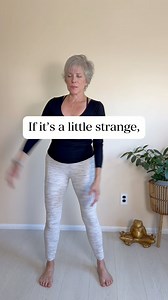 ✨ Discovered this gentle move recently called the Zen Swing, and I was so curious I had to try it myself. I’ve seen a lot of claims floating around on social media that this move can relieve all sorts of neck and back pain (however, there is no solid research to support this) — so of course, I had to explore it a bit. I did it for about 3 minutes — just a soft, rhythmic sway of the arms, torso, and hips — and honestly, it felt amazing. There is some information suggesting that this type of movem