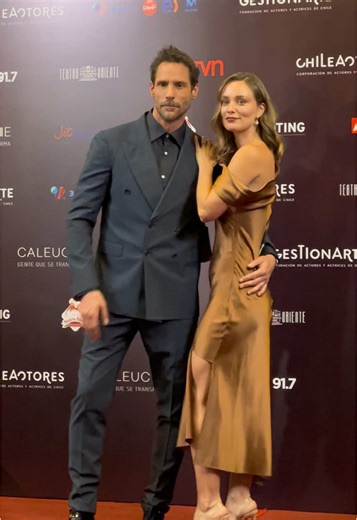 ¡Couple goals! 🖤 @kikasilvas y @gonzalovalenzuelaoficial en la alfombra roja de los @premioscaleuche 2025 ✨ ¿Qué te parecieron los looks de la pareja? #SARAH #revistasarah #kikasilva #gonzalovalenzuela #premioscaleuche #chile #alfombraroja
