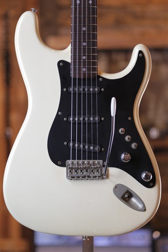 https://www.montrealguitar.com/product-page/greco-se600j-1979 Greco SE600J 1979 – Guitare Électrique Vintage Style Strat Nous sommes ravis de vous présenter cette Greco SE600J de 1979, une guitare vintage inspirée du style Strat, fabriquée durant la célèbre époque du « lawsuit era » à l’usine FujiGen au Japon. Appréciée pour sa qualité de fabrication et ses sonorités authentiques, cette guitare est idéale pour les collectionneurs et musiciens recherchant un instrument historique avec une touche 