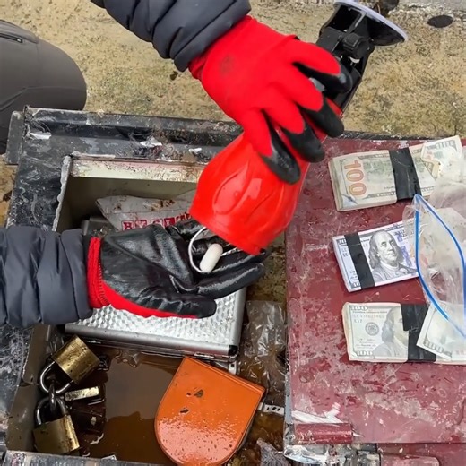 241K views · 1.4K reactions | While digging with a large backhoe we found a steel safe full of treasure | Arkeologer | Facebook