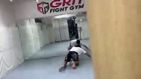 遅刻しても怒らない、多少パンチ当たっても怒らない、あの温厚な上田将勝さん。昔、珍しくブチキレた事がありました。練習後、お喋りばかりでなかなか掃除しない後輩達に「練習したなら掃除しろ！」と。動画は練習後に皆で清掃終わった後、さらに1人で掃除する上田将勝。この前まで、連日GRIT来ていた、K-1WGP90kg世界王者ルーカスさんも、練習後の方が綺麗になっていると思う位に掃除してくれていました🙇‍♂️チャンピオン掃除します👑もう終わったと思って、横で筋トレしていた自分が恥ずかしい！😭格闘技に対して真摯に向き合ってる人達は強いです。#掃除#格闘技ショップグリット#グリットファイトショップ