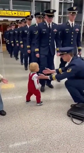 Dad Returns to His Family ❤️🏠 #tinysalute #militarydad #airportreunion #airport #sonlove #4kvideo
