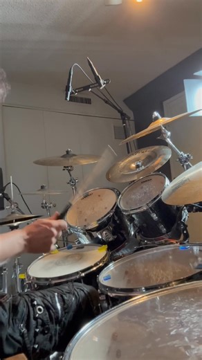 Sunday jammin. Something I go over with students- 4 bars groove, 4 bars drum break, all to a metronome or sequence. Tests your improv skills and builds vocabulary on the kit. Lets you know what works & what doesn’t. Been doing this for years. Anyone challenge themselves this way during practice? #drumming #drum #drummer #doublebass #glensobel #drumuniversity #drumcommunity #dwdrums #alicecooperdrummer #glensobel #vaterdrumsticks #dwdrums #sabianfamily #sabiancymbals #baterista #schlagzeug #bater