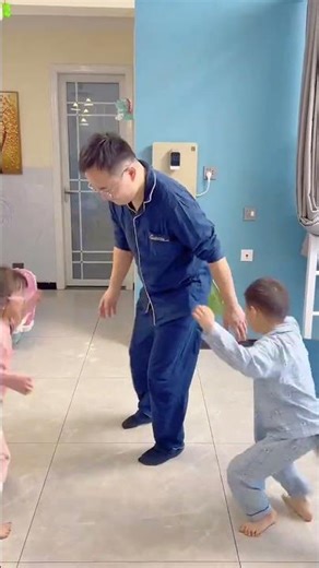 爸爸和孩子玩尾巴追逐游戏太有趣了