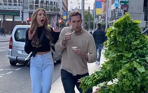 看把小姐姐吓得