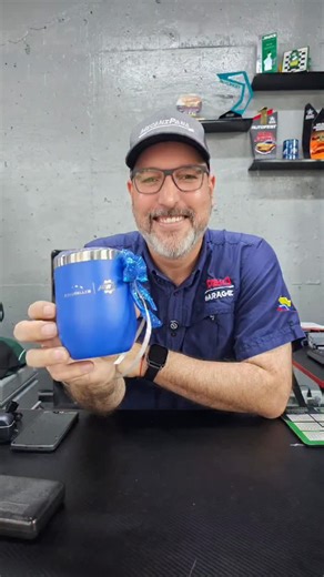 Armando Arocha on Instagram: "​¡Miren el detalle que me llegó a la oficina! 🎁✨ ​Mil gracias a la Sra. Reina Oliveros de Eurotaller Venezuela @jgrautodist y a mi buen amigo David Ibarra de Grupoauto @redeurotaller (Colombia) por este obsequio. Se suma directo a la colección para mis "bebidas espirituosas" 😜 o para acompañarme en las jornadas de trabajo aquí en el escritorio. ​Más allá del vaso, valoro enormemente la confianza. Seguimos con el compromiso intacto de fortalecer la red de talleres 