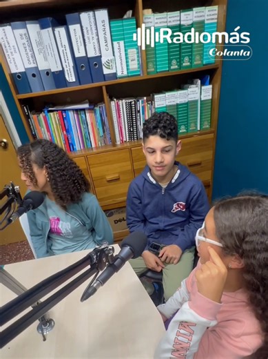 Ellos son los presentadores de Onda Infantil, el programa donde los niños se toman la radio con alegría, risas y mucha imaginación 🌈🎶 📻 Onda Infantil 🗓️ Todos los domingos ⏰ 11:30 de la mañana 📡 Por Radio Más Porque cuando los niños hablan… la radio sonríe 💫👧🧒 #OndaInfantil #RadioMásColanta #NiñosEnLaRadio #TalentoInfantil #DomingosEnFamilia