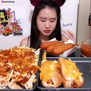 Uh oh hot dog!! Eating Chili Cheese Hot Dogs & Fries from Wienerschnitzel ! #hotdog #mukbang | Peggie Neo
