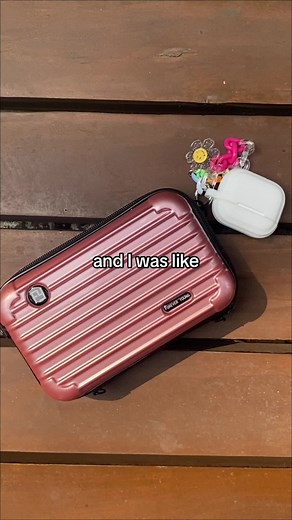 and I was like, i'm obssesed!! 💁🏻‍♀️ Get this mini bag and strap on our livestream for more exciting promos and deals or check out the yellow basket🤩 #isut #isutph