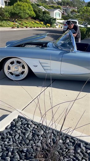 1961 Corvette Restomod with a magic closing hood. Super cool! #vette #classicvette