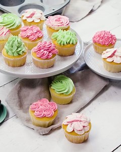 Du kan nemt forvandle dine muffins til cupcakes med en sprøjtepose med tyl og farverig smørcreme. Du finder opskrifter på forskellige smørcremer her: https://bit.ly/4k2NWtW Du kan også piske en nem smørcreme med Dr. Oetker Base for Buttercream, som også kan farves i fine farver. Base for Buttercream kan købes i Bilka, Føtex, Meny, Spar og Løvbjerg samt online på Nyborgs-Room.com, BilkaToGo.dk, Bagetid.dk og Bagebixen.dk. #buttercream #smørcreme #cupcakes #BagMedOetker #Kagerullen #droetkerdanmar