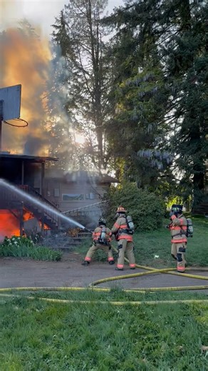 Residential Fire in Southeast Salem – May 8, 2025 On Thursday evening at 6:46 p.m., Salem Fire Department crews responded to a significant residential structure fire in Southeast Salem. Upon arrival, firefighters found approximately half of the home involved in flames. Due to heavy fire and structural concerns, crews initially operated in defensive mode, later transitioning to an offensive approach once it was safe to do so. A total of 16 fire apparatus were assigned to the scene, including engi