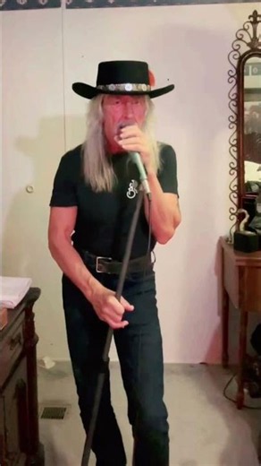 I hear you knocking.. #joeybreaux #karaoke #karaoketiktok #70s #70smusic #rock #classicrock