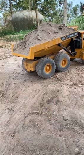 717K views · 2.9K reactions | RC Dump Truck Unloading | RC World | Facebook