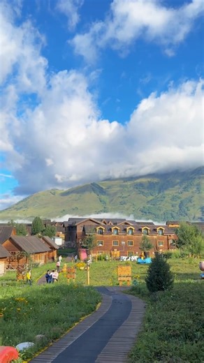 Hemu Village of Kanas, northwest China's Xinjiang Uygur Autonomous Region, a fairy tale wonderland! The wooden houses are scattered, the snowy mountains are surrounded, as if walking into an absolutely beautiful picture scroll. Come and feel the tranquility and beauty! #Hemu Village | Discover Xinjiang