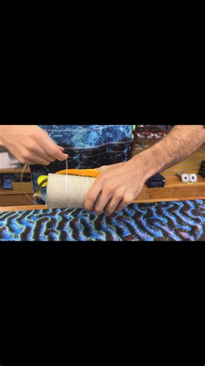 🎣 La pêche au POÏTO n’aura plus de secret pour toi ! Thais te montre comment attacher tes appâts avec un système largable grâce aux fameux cailloux à POÏTO 🪨🐟. 👉 Et chez Le Fishing Shop, on a tout ce qu’il te faut : • Les POÏTO • Les bouées • Les appâts • Et bien sûr, les cailloux Tout en un seul endroit, prêt pour ta prochaine sortie ! 🔥 📍 Le Fishing Shop Ducos : 21 rue Lavoisier 📞 41 66 22 🕒 Lundi au vendredi : 7h30 – 16h00 🕒 Samedi : 7h30 – 11h30 📍 Le Fishing Shop Koumac : Rue Georg