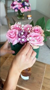 This flower + wine DIY 🍷💐 is stunning and easy!