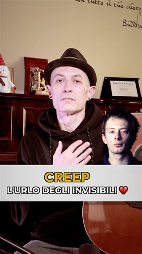 🎙 CARAVAGGIO • Storie di Musica on Instagram: "✨ QUESTA CANZONE È L’INNO DEGLI INVISIBILI Thom Yorke si sentiva un alieno fra la gente. Da quel vuoto è nata Creep. Odiata dai Radiohead. Amata da milioni. Un grido sommesso. Cantato con la voce rotta da chi si è sentito, almeno una volta, sbagliato. 👉 E tu? Qual è la canzone che ti aiuta a sentirti meno solo? Scrivila nei commenti… potresti ispirare la mia prossima cover 💭 • Thom Yorke 🧠 • Diversità interiore 🌫 • Creep ✨ • Voce rotta 💔 • Can