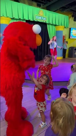 Sesame Street Place Freeze Dance with Elmo #sesamestreet #elmo #freezedance #kids
