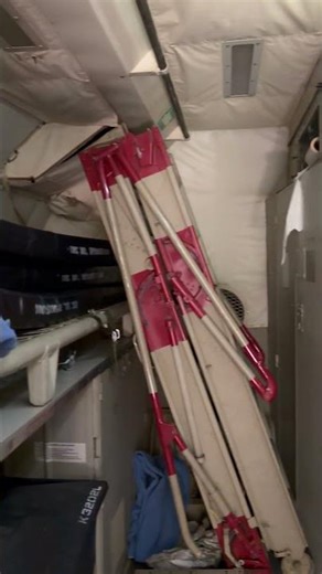 ✈️☕ Inside the P-3 Orion Crew Rest Area – 🇺🇸🇺🇸US Navy! P-3オリオン 機内クルーレストエリア（米海軍）✈️☕