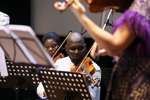 Haricots et violons :  un orchestre mêle racines classiques et modernité nigériane