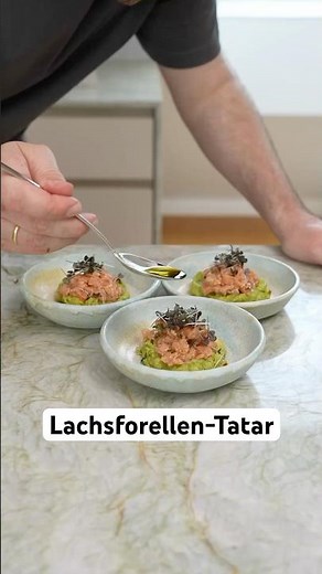 Perfekte Silvestervorspeise – Lachsforellen-Tatar mit Avocado 🥑 Rezept auf www.marchellochello.at