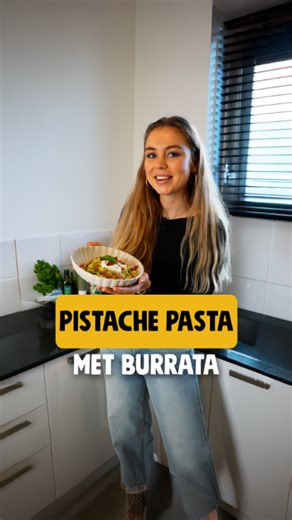 Deze pistachepasta met burrata en krokante ham wil je toch meteen proberen? 😍 Ingrediënten 4 personen: 2 bollen burrata 250 gr fusili pasta (jumbo) 100 gr ham evt extra basilicum & pistache voor garnering Pistache pesto: 100 gr pistache nootjes 70 gr Parmezaanse kaas 15 gr basilicum 2 tenen knoflook 1 citroen (sap) 25 ml olijfolie (meer indien mengsel te dik) Bereiding: 1. Breng in een pan ruim water aan de kook met een beetje zout. Verwijder de schil van de knoflook. 2. Pluk de blaadjes van de