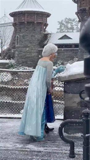 Snow at Tokyo Disneyland led to a very special moment between Ann and Elsa! 🎥: @mono_d_mono #Frozen #AnnaAndElsa #Olaf #TokyoDisneyland #Disney | The Disney Scoop Guy