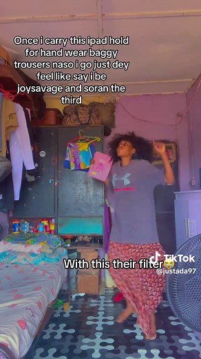 Styling Baggy Jeans with an iPad: A Fashion Guide