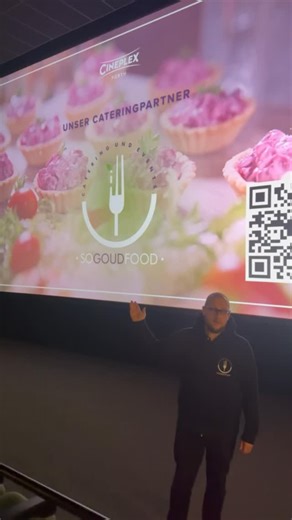 SoGoud Food | Catering Nürnberg | Erlangen | Franken 💜 on Instagram: "🎬 Catering mit Kino-Feeling! Wir sind im Cineplex Fürth und begleiten Special Events, die live auf die große Leinwand übertragen werden. . Was wir dazu beitragen? 🍴 feines Fingerfood, das easy zu snacken ist 🥂 Prosecco-Begleitung für den „Okay, das ist schon besonders“-Moment ✨ und damit ein Event-Erlebnis, das nicht nur satt macht, sondern in Erinnerung bleibt. . Und ja: Hinter Ben seht ihr’s schon – unsere Leinwandwerbun