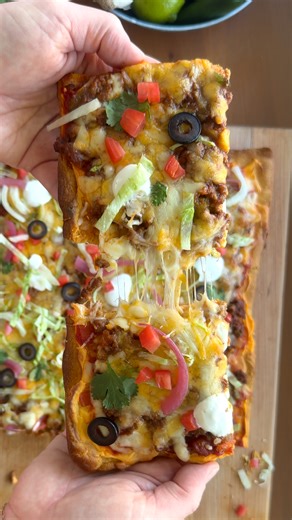 @kellympaige has taco night meet pizza night—on a golden crescent crust. 🌮🍕 A cheesy, crowd-pleasing dinner the whole family will love. To make: – Bake 2 crescent dough sheets at 375°F for 15 min – Brown 1 lb ground beef, add taco seasoning, ½ cup salsa water – Spread cooked crust with 1 cup Pub Cheese, then ½ cup salsa – Top with beef 2 cups shredded cheese – Bake again 12–15 min until melty ✨Top with shredded lettuce, tomato, jalapeños, sour cream—whatever your taco heart desires. 💡 Kid tip