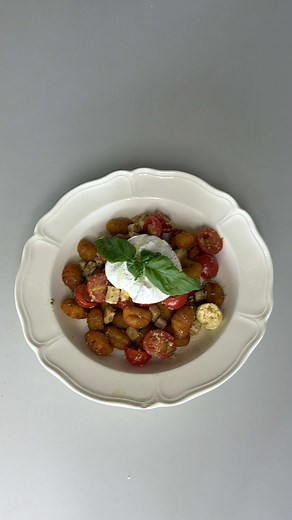 Dit is de lekkerste viral crispy gnocchi salade met gerookte kip en pesto! Sla dit recept op en maak het ✨ Ingrediënten: 500 gram gnocchi (Grand’Italia) 2 tl paprikapoeder 300 gram gerookte kip 1 el pesto alla Genovese (Grand’Italia) 250 gram tomaten 150 gram mozzarella balletjes 4 kleine burrata’s Verse basilicum Olijfolie Zout & peper AD @Grand'Italia #gnocchi #salade #pesto #lekkereten #foodinspo