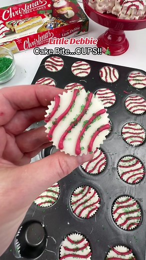 Cake bites are out, cake *CUPS* are in 💃🎄 This is Day 2 of our Little Debbie holiday series and I can’t get over how cute these are!! 🥹 ✨ WHAT YOU NEED: ✔️ 1 Box of cake mix listed ingredients ✔️ 1/2 can of canilla frosting ✔️ 2 packages almond bark (you probably won’t use all of it but good to have extra!). ✔️ Red food coloring ✔️ Green sanding sugar sprinkles TO MAKE: Mix the cooled cake with the frosting until it’s combined and smooth. Add about 1 teaspoon of melted almond bark to each min