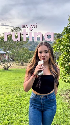 Maria Rodriguez on Instagram: "Para los días de sol, algo que se sienta bien en la piel ☀️🌿 Nuevo Anthelios UV Air, tan ligero como el aire, con textura muy ligera y textura invisible. Su fórmula con antioxidante, ácido hialurónico y niacinamida lo hace cómodo para el uso diario. No deja sensación densa, no deja la piel grasosa y es perfecto debajo del maquillaje. Ideal para quienes aún no usan protector solar y buscan algo fácil de incorporar en su rutina. #Publicidad 💙 #AntheliosUVAir #TanLi