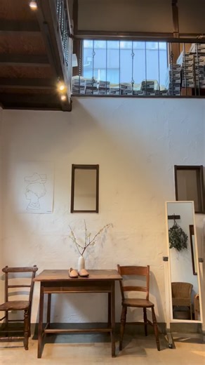 nabika on Instagram: "[彫マス代さん本日まで在廊] _ こんにちは、ナビカユキコです。 2月15日(日)になりました。昨日に引き続き17度くらいまで気温が上がる予報。 お出かけ日和の週末です。 2階では本日も彫マス代さんが在廊してくださいます。昨日も大盛況だったグッズ販売。ぜひ出会っていただけたらと思います。 [営業のご案内] ・nabika臨時休業 2月17日(火)~25日(水) この間、私は南青山dansko en…を担当致します。 @dansko_en_new ・九州dansko出張販売 2月20日(金)、21日(土)、22日(日) 門司港マルクト (北九州門司区) @mojikomarkt さて、本日のおすすめdanskoは、春めいたコーディネイトに合わせたい「Lexie」と「Larisa」の2型です。 明るめの色のお洋服にトープ色が馴染み軽やかに。 トープ色は再入荷の予定のない限定カラーとなります。 ナチュラルな革の風合いとエイジングされた味わい深さが魅力のトープ色。 ローヒールでも立体的なインソールになっているので、足の裏のフィット感も心地良く、幅もゆ