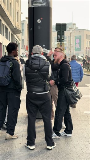 Parfois on cherche la paix partout… dans l’argent, les relations, les plaisirs. Mais malgré tout, il reste un vide. La vérité c’est que ce vide a la forme de Dieu. Jésus n’est pas une religion, c’est une rencontre. Une rencontre qui transforme, qui guérit et qui donne un vrai sens à la vie. Peu importe ton passé, tes erreurs ou ce que les autres pensent de toi : Dieu ne t’a pas oublié. Il t’appelle encore aujourd’hui. Si tu vois cette vidéo, ce n’est peut-être pas un hasard. Dieu t’aime. Et ta v