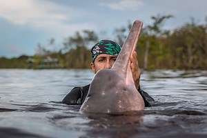Fernando Trujillo, el biólogo colombiano nombrado como “reencarnación del delfín” por indígenas del Amazonas, y Explorador del Año de NatGeo | Ladera Sur