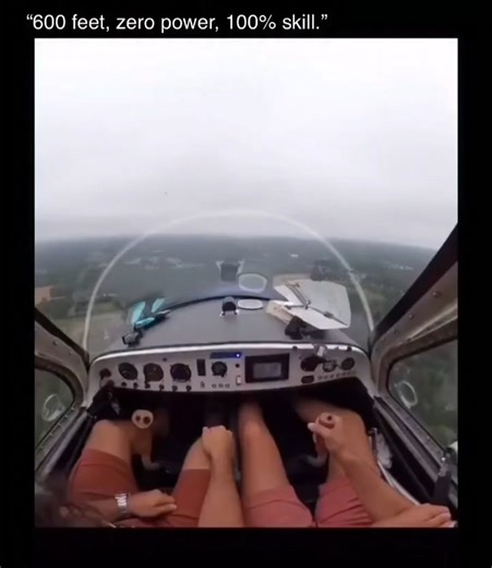 “When skill saves the day! ✈️ A pilot experiences engine failure at just 600 feet and manages to pull off a perfect emergency landing in an open field. Talk about nerves of steel! 🔥👏” Imagine cruising in a light aircraft when suddenly your engine quits at only 600 feet—barely any time to think, let alone act! That’s exactly what happened here. The pilot instantly assessed the situation, spotted an open field, and executed a textbook forced landing without panic. This is why pilot training for 
