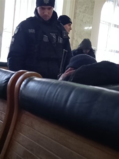 Сотрудники полиции орудуют на ЖД вокзале