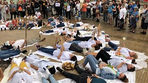 🔴 Cet après-midi, environ 150 personnes se sont rassemblées devant les locaux de l’ARS Vaucluse à Avignon. Soignants et pompiers se sont allongés sur le sol pour symboliser la mort de leur profession déjà fragile, comme abattue par l’obligation vaccinale | La Provence - Vaucluse