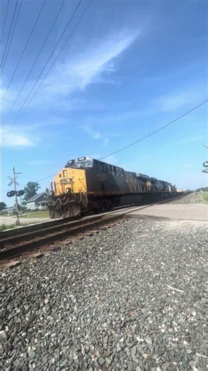 M331 with a crazy lashup including 1850 leading and a Yn2 dash 8 trailing #train #csx #L&N