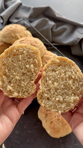 Havregrynsboller 😋😋 Lækre, nemme og æltefri boller, der er perfekte til weekenden og en lille hyggestund 💙 Se opskriften her —> https://madenimitliv.dk/havregrynsboller/ | Maden i mit Liv