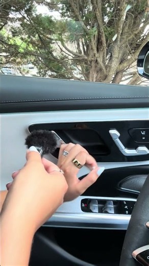 Sometimes it’s hard to figure out how to get out of a car 🧐