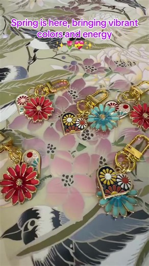 Nature is truly stunning, a remarkable creation. With spring arriving in full bloom, the vibrant colors and transformations invigorate your spirit. Embrace the sunlight and take a deep breath—can you feel that energy?✨☀️🥰#mysterybox #girlsupportgirls #mysteryscoop #uniquegifts #thingsilove