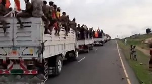 Waraanni adda bilisa baasaa tigiraay Humni guddaan tigiraayiin keessa qaxxaamuree gara daangaa amaaharaatti deemaa jira. Waldaa jaarsoo Yaa laga gibee sirba jedhu sana sagalee dhumarra keenyee dhaggeeffachaama caqasaa jirra. | Surraa Gindaabaa Akkawwaaq