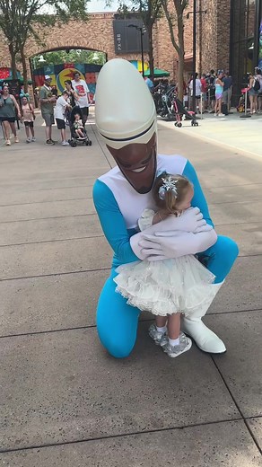 Meeting Frozone as Olaf ❤️ - Disney Magical Moments